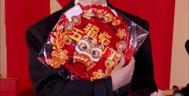200块钱被骂曾黎送袜子疑讽刺抠脚九游会网站微博之夜交换礼物：黄觉转(图6)