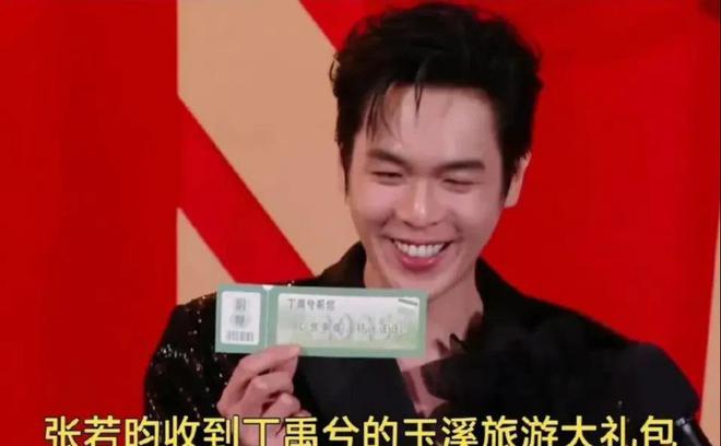 200块钱被骂曾黎送袜子疑讽刺抠脚九游会网站微博之夜交换礼物：黄觉转(图11)