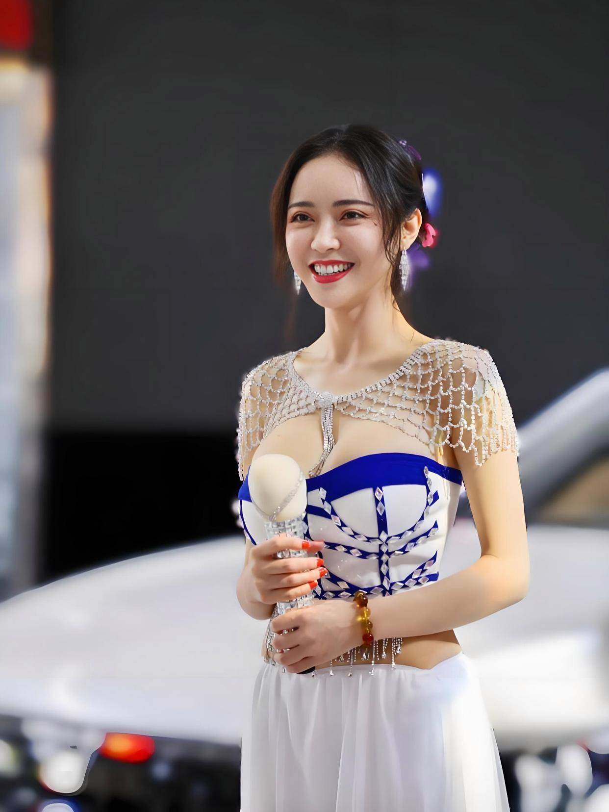 部电影这魔鬼身材不愧是模特出身！九游会·j9网站潘春春最惊艳的3(图10)
